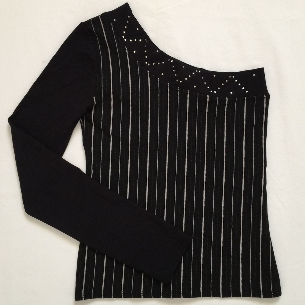 Black White one sleeve open shoulder top